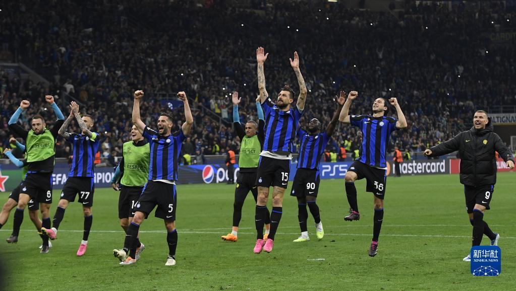 塞维利亚官方：因俱乐部上诉，主场部分看台关闭的处罚将暂停（塞维利亚官宣：俱乐部上诉获受理，主场部分看台关闭处罚暂缓执行）