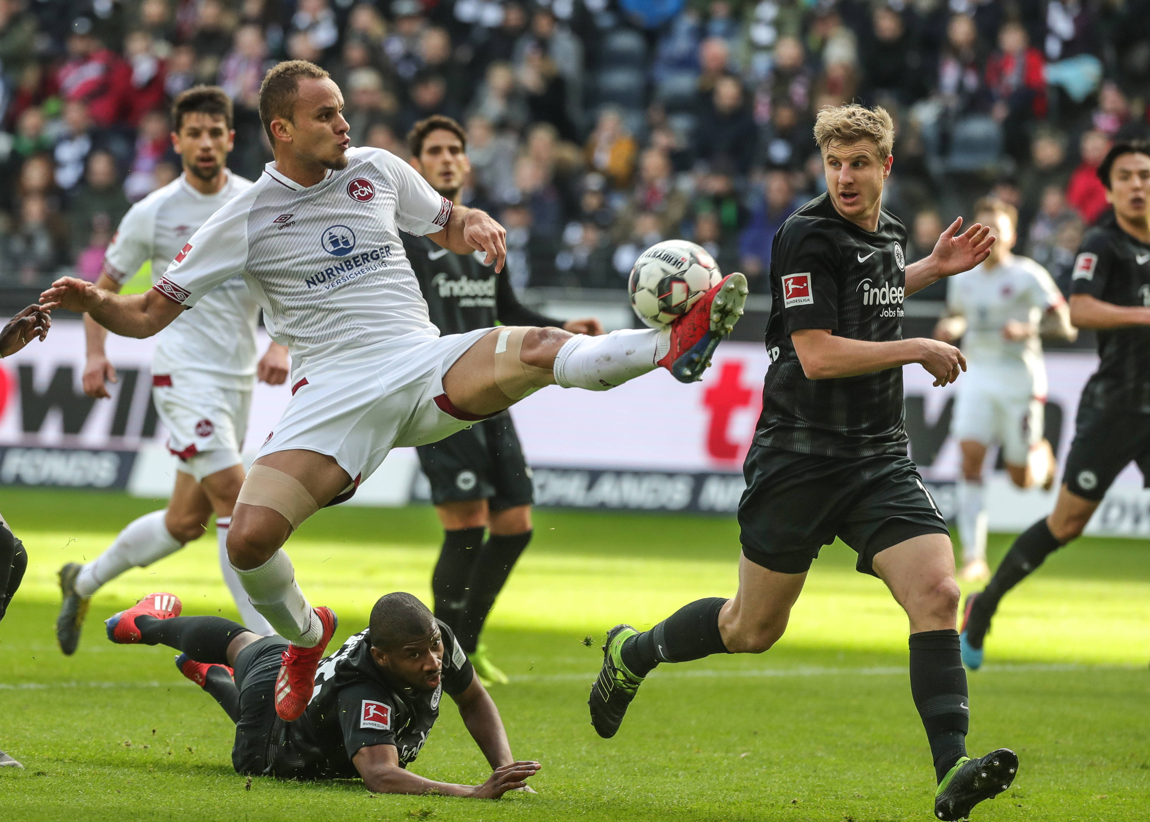 沙特变了：从为C罗本泽马豪掷千金，到对萨拉赫精打细算？（沙特转向：曾为C罗、本泽马挥金如土，如今对萨拉赫却谨慎报价？）