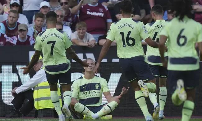 教练公开怒喷裁判，记者会炸裂（教练当众痛斥裁判，记者会火药味十足）