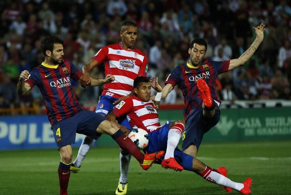 门将助攻前锋！离谱名场面（门将送出助攻，前锋破门上演离谱一幕）