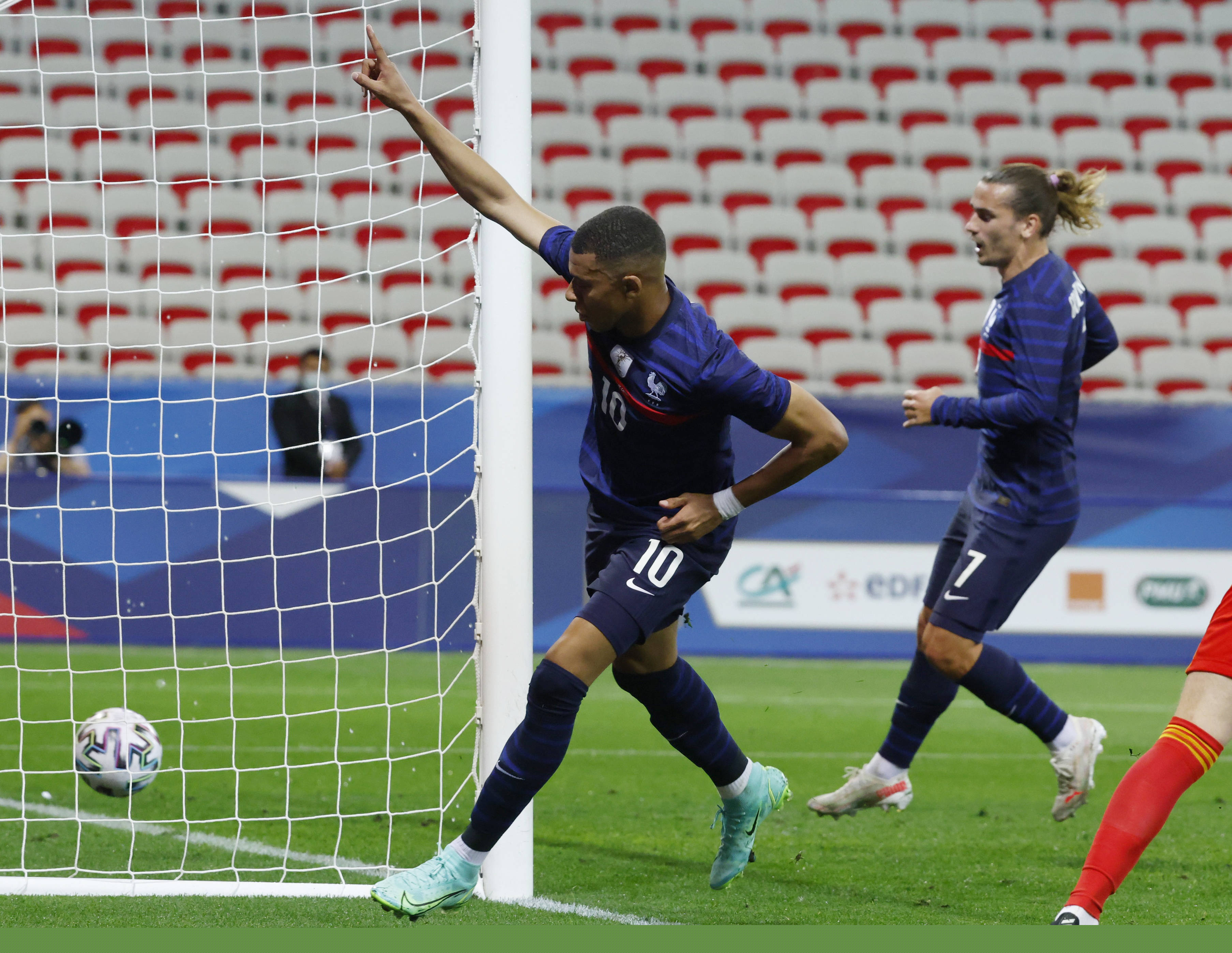 C罗打趣：詹姆斯是个好人，但我头发比他多！（C罗幽默调侃：詹姆斯人不错，但我的发量更胜一筹）