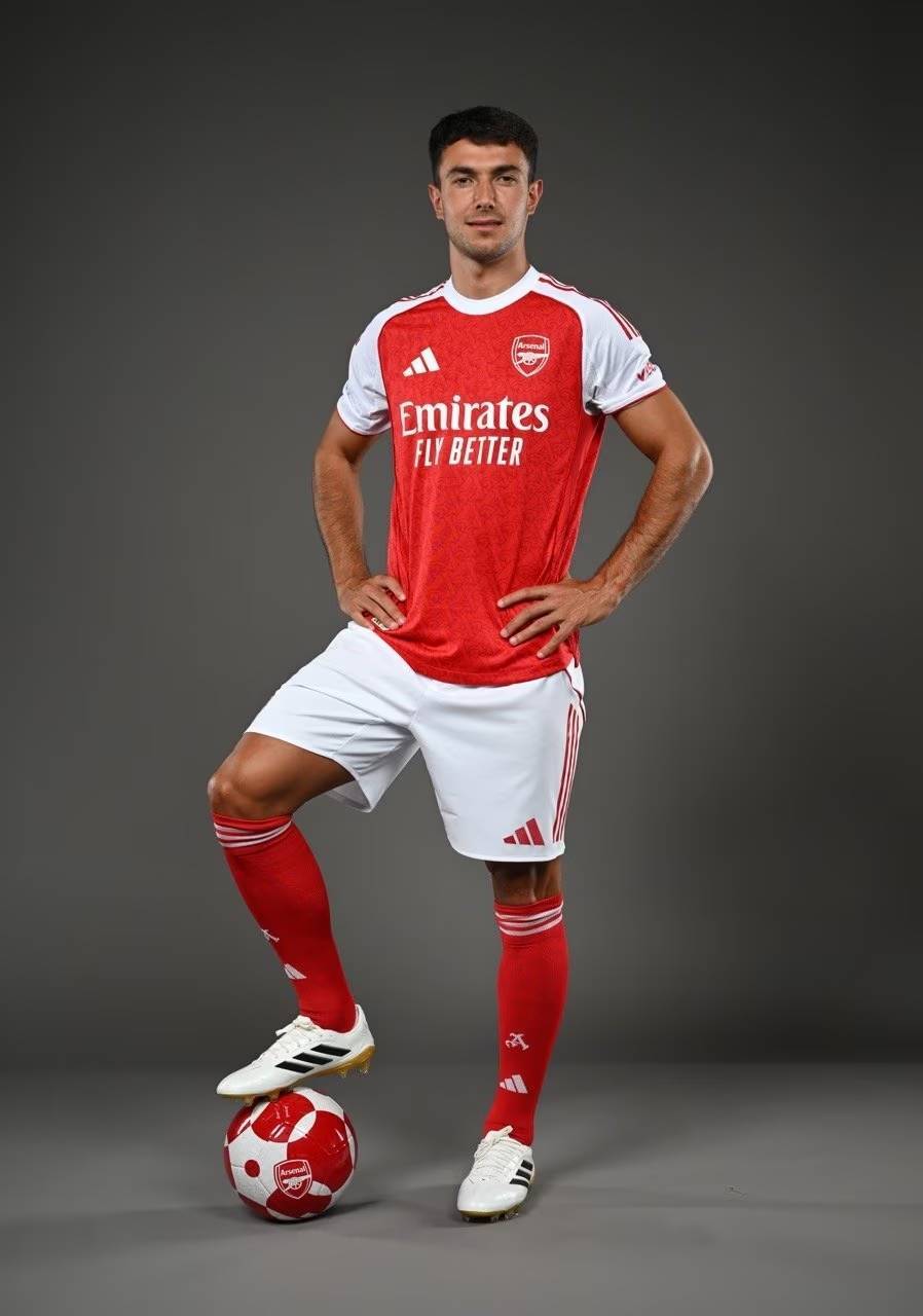 阿斯谈法布雷加斯：当下最被热捧少帅 曼城or巴萨？选择在他手中（阿斯：法布雷加斯已成炙手可热少帅，曼城还是巴萨？主动权在他手中）