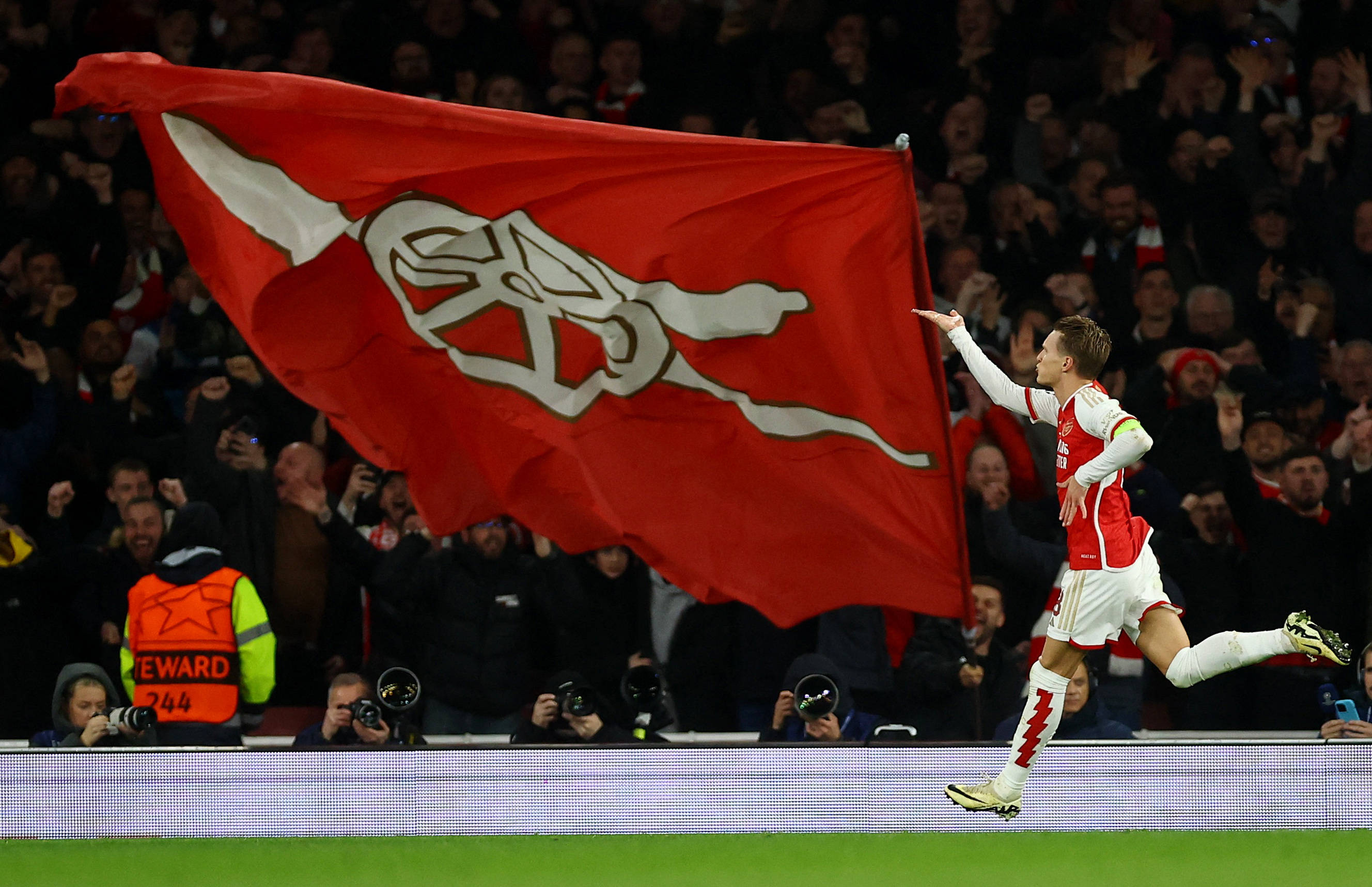 龙塞罗：姆巴佩第一球灵动如大罗，第二球再现C罗暴力美学（龙塞罗：姆巴佩首球灵气似大罗，次球再现C罗式力量美学）