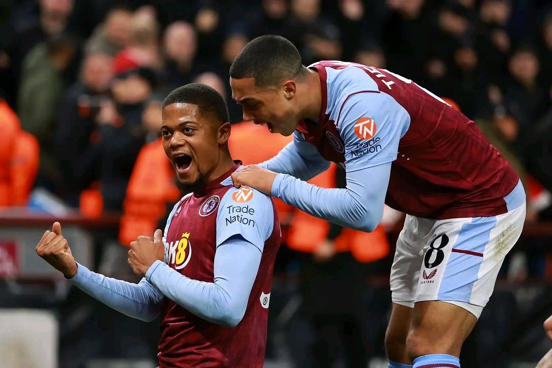 气得双手握拳！（怒得握紧拳头！）