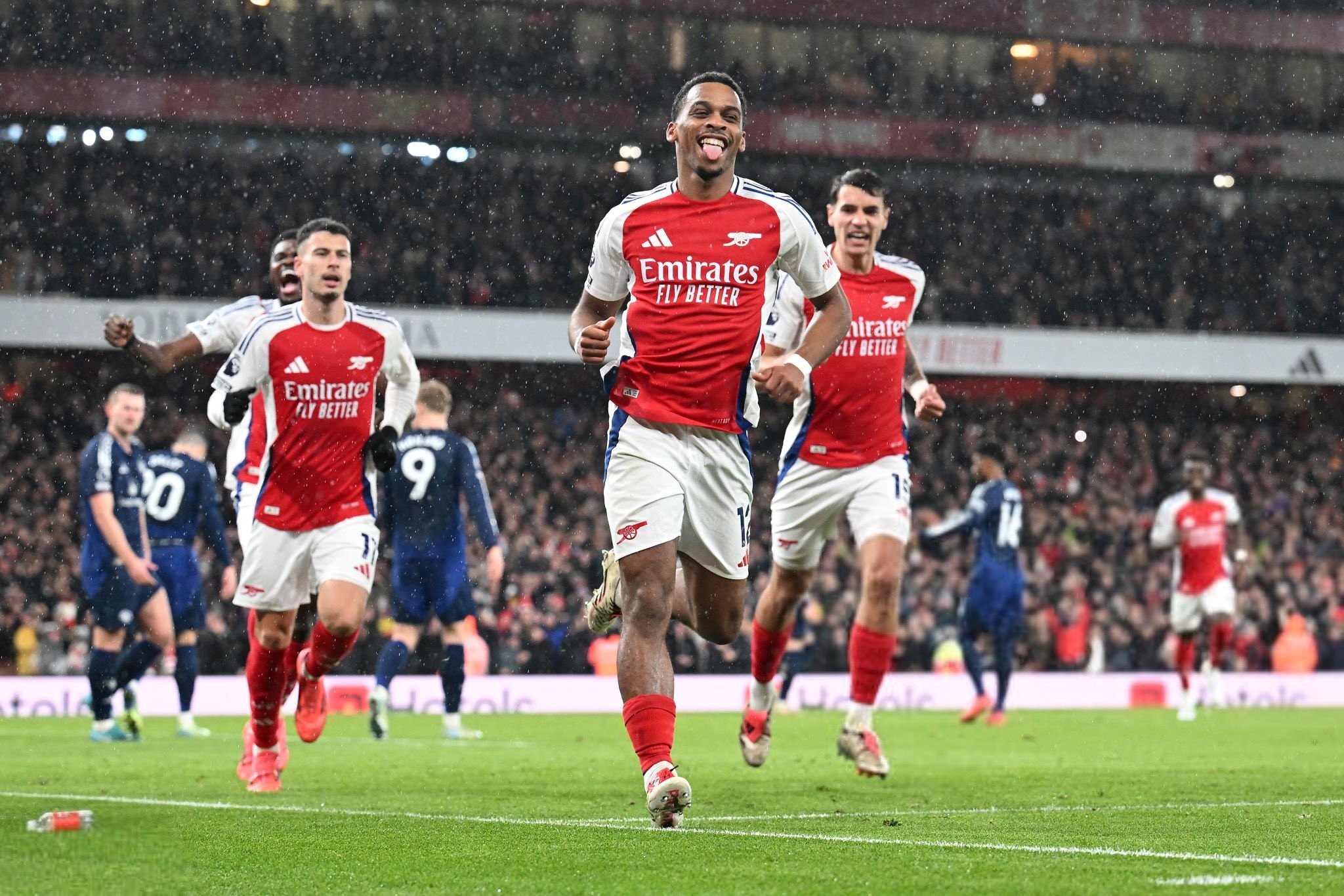 逆转！30岁锋霸独造2球，西甲豪强连进3球，欧冠翻盘（欧冠大逆袭：30岁锋霸独造两球，西甲豪门连轰三球完成翻盘）