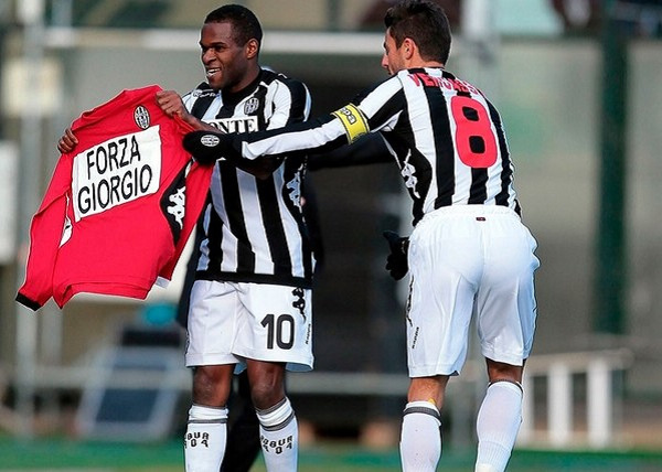 伊涅斯塔：中场球员当教练更能掌控全局，小法现在做得非常好（伊涅斯塔：中场出身的教练更易把控全局，小法执教表现出色）