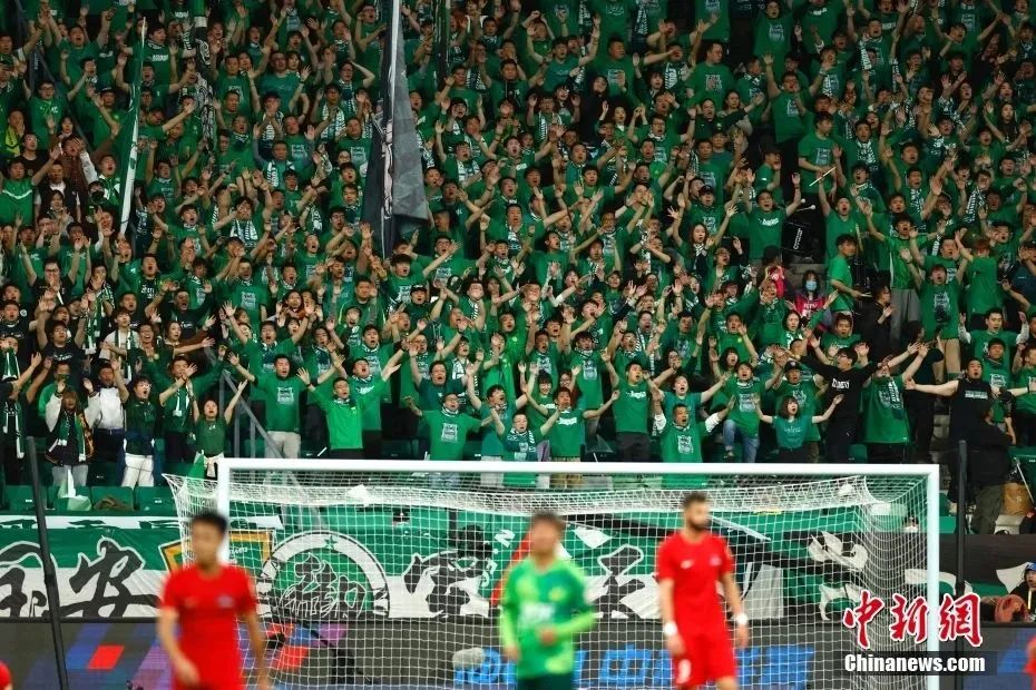 荷媒：一名费耶诺德球场安保欧联资格赛后遇袭，警方依然在调查中（荷媒：费耶诺德主场一名安保员在欧联资格赛后遭袭，警方仍在调查）