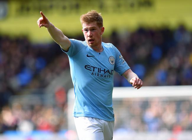 张琳艳赛后和凯莉交换球衣，后者直接把中国队球衣穿在身上