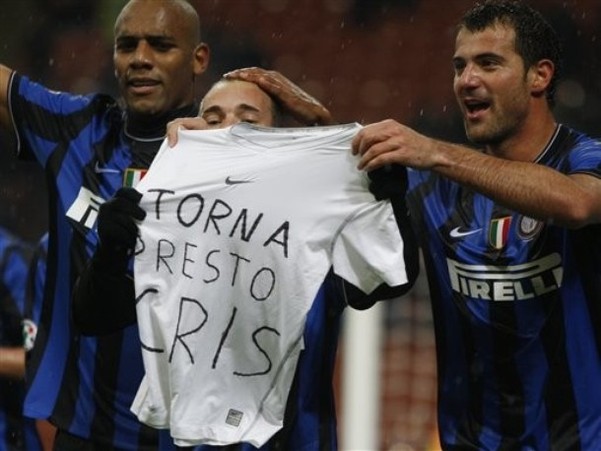 TA：孔帕尼相较图赫尔谦逊很多，不会对高层、球员评头论足（TA：与图赫尔相比，孔帕尼更为谦逊，不对高层和球员妄加评论）